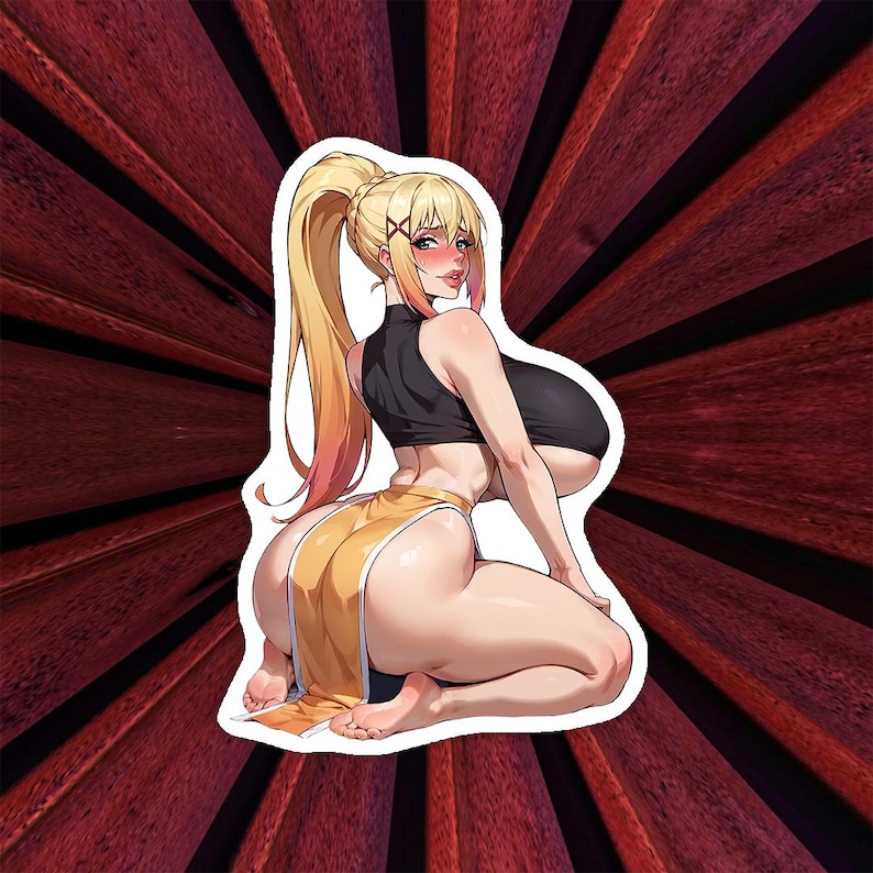 Puede incluir: Una pegatina con una ilustraci&oacute;n de estilo anime de una mujer con pelo largo y rubio en una cola de caballo. Lleva un top corto negro y una falda amarilla. El fondo es un patr&oacute;n radial de l&iacute;neas rojo oscuro.