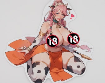 Olivia, con bikini estampado de vaca y cuernos, arrodillada en el suelo.