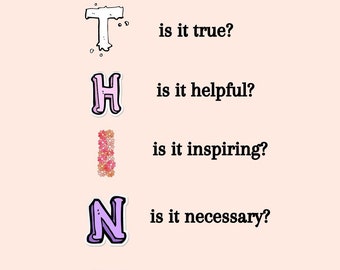 Può includere: Una grafica rosa e bianca con la parola "THINK" scritta in grandi lettere. Ogni lettera ha un design diverso. La parola "THINK" è seguita da una domanda per ogni lettera: "È vero?", "È utile?", "È stimolante?", "È necessario?", e "È gentile?" La grafica include anche il testo "@mindyou12".
