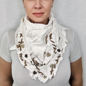 Bufanda de algodón y lino rasgada: accesorio vanguardista de Burning Man