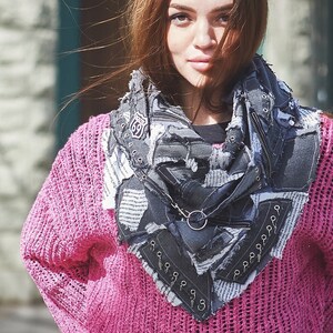 Bufanda vaquera desgastada: accesorio punk vanguardista reciclado imagen 2