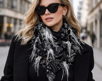 Bufanda de algodón negra rasgada: accesorio vanguardista hecho a mano