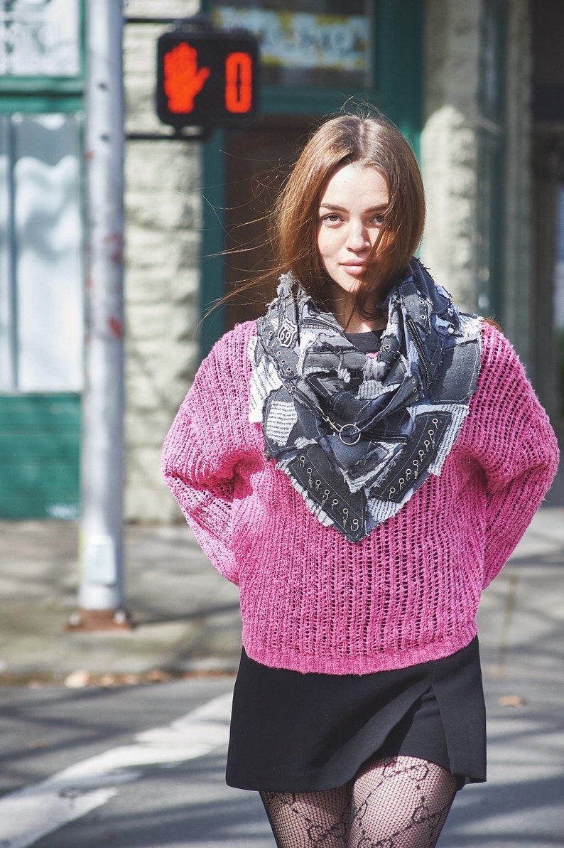 Bufanda vaquera desgastada: accesorio punk vanguardista reciclado imagen 6