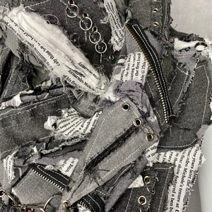 Bufanda vaquera desgastada: accesorio punk vanguardista reciclado imagen 10