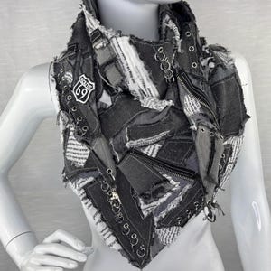 Bufanda vaquera desgastada: accesorio punk vanguardista reciclado imagen 3
