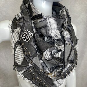 Bufanda vaquera desgastada: accesorio punk vanguardista reciclado imagen 5