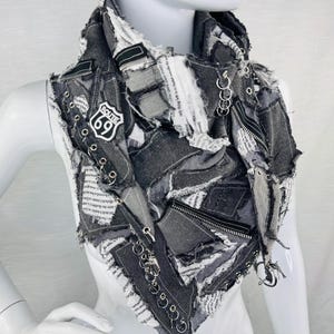 Bufanda vaquera desgastada: accesorio punk vanguardista reciclado imagen 7