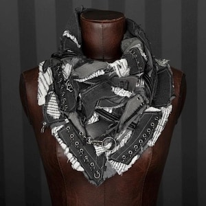 Bufanda vaquera desgastada: accesorio punk vanguardista reciclado imagen 1