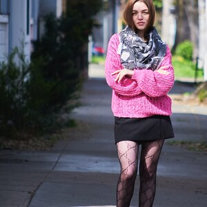 Bufanda vaquera desgastada: accesorio punk vanguardista reciclado imagen 4