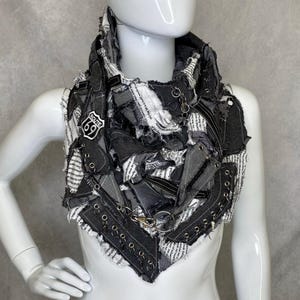 Bufanda vaquera desgastada: accesorio punk vanguardista reciclado imagen 11