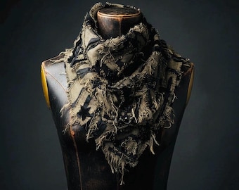 Olive schwarzer Schal, zerrissener Baumwollschal, exklusives Used-Design, brennendes Accessoire, Avantgarde-Kleidung.
