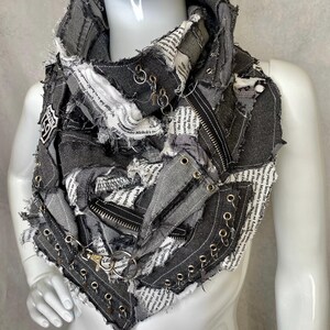 Bufanda vaquera desgastada: accesorio punk vanguardista reciclado imagen 9