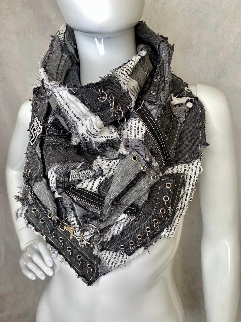 Bufanda vaquera desgastada: accesorio punk vanguardista reciclado imagen 9