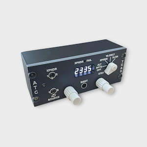 Può includere: Un pannello di controllo del transponder nero con un display digitale che mostra "2335". Il pannello ha diverse manopole e interruttori, tra cui un interruttore "TA ONLY", un interruttore "ALT RPTG" e un pulsante "IDENT".
