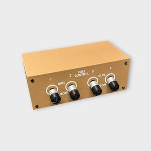 Pode incluir: Um painel de controle bege com quatro interruptores de alternância pretos e prateados. O painel tem texto branco que diz "1 RUN", "2 FUEL CONTROL", "3 RUN" e "4 TOFF". O painel é retangular e tem pequenos parafusos pretos em cada canto.
