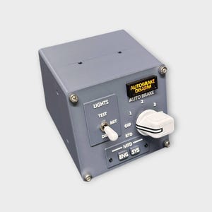 Puede incluir: Un panel de control gris con múltiples interruptores y etiquetas. El panel incluye un interruptor basculante con la etiqueta "LIGHTS" y un interruptor giratorio con ajustes para "OFF" y "RTO". El texto en el panel dice "AUTOBRAKE DISARM" y "ENG SYS".
