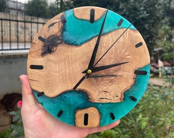 Reloj de pared de madera de olivo personalizado con resina epoxi verde azulado, hecho a mano