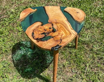 Gepersonaliseerde salontafel van olijfhout, epoxyhars, live edge