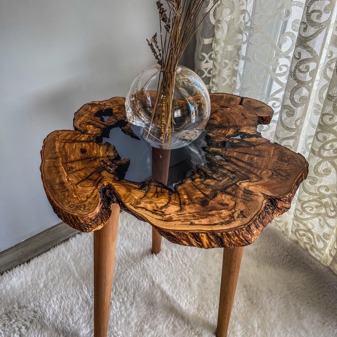 ハンドメイドオリーブウッドエポキシサイドテーブル、ライブエッジ