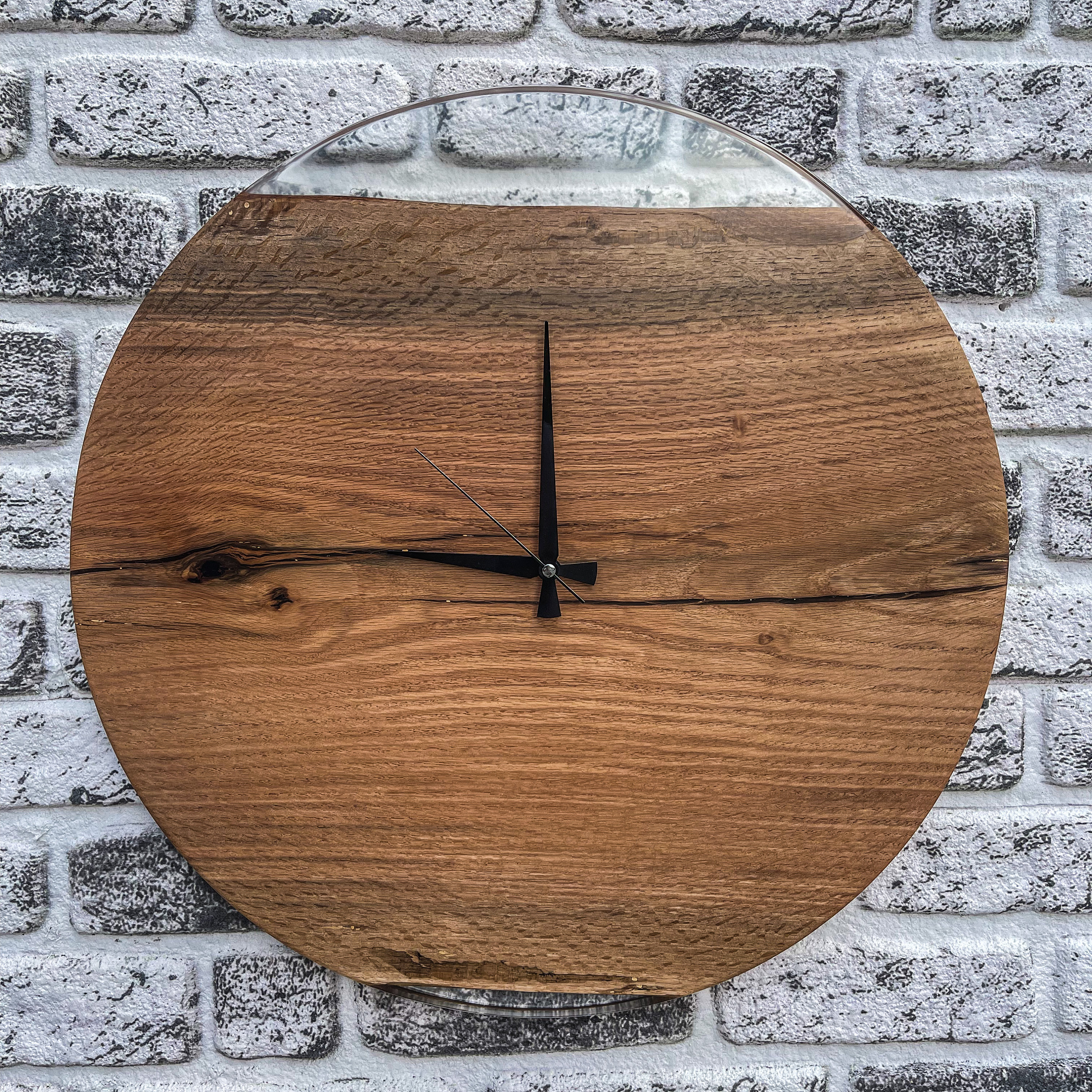 天然オーク材と透明エポキシ樹脂を使用したハンドメイドの壁掛け時計