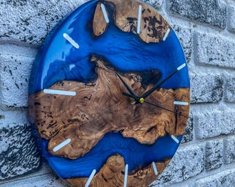 Reloj de pared de madera de olivo y resina epoxi azul hecho a mano