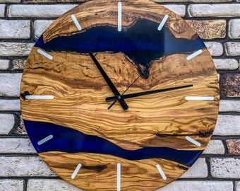 Reloj de pared de madera de olivo hecho a mano: resina epoxi azul marino, decoración rústica moderna