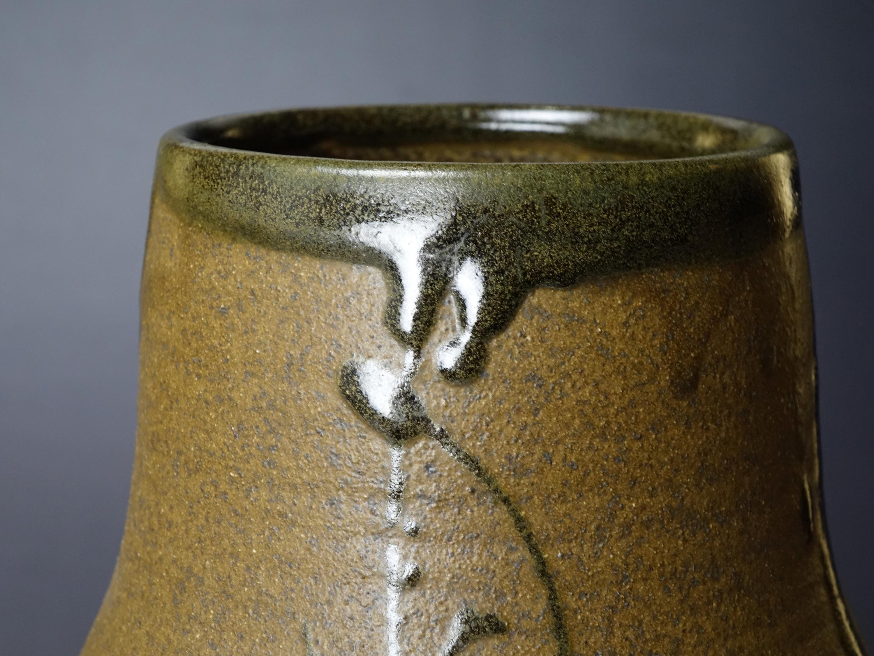 人間国宝 田村耕一（1918-1978）作 鉄釉花瓶 ― 侘び寂びの趣きが光る