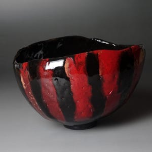 長谷川芳明（1933-2017）作 赤黒楽焼茶碗 日本の陶芸工房