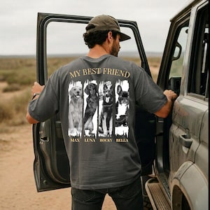 Puede incluir: Una camiseta gris carbón de manga corta con el texto MY BEST FRIEND en dorado sobre cuatro retratos verticales de perros en blanco y negro. Debajo de cada perro, los nombres MAX, LUNA, ROCKY y BELLA están impresos en dorado en la espalda.