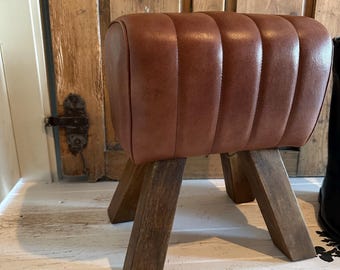 Retro bank, vintage bank, zitmeubelen in industriële stijl, kruk