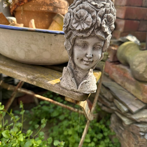 Gartenfiguren Steinfiguren Blumenmädchen mit Eisenstab Deko Vintage Garten
