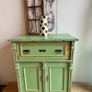 Cómoda antigua, restaurada, pátina antigua, mueble vintage shabby chic.