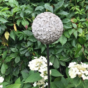 Tuinfiguren stenen figuren bloembal met ijzeren staaf decoratie vintage tuin