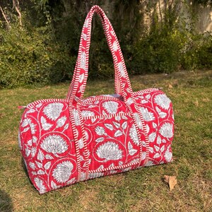 Große Rote Blumen Baumwoll-Gequilte Duffel Tasche HandBlock Druck Geschenke Handgefertigt Bunt Reisen Übernachtungstravel Fitnessstudio