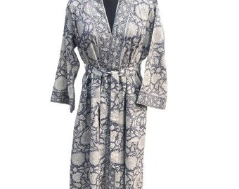 Kimono gris bleu et blanc, imprimé block, look vacances, peignoir coupe ample, tenue de plage, tenue de bain, robe de chambre, robe de maternité, robe d'accouchement, robe de chambre