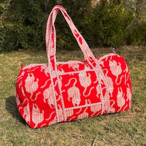 Große Rote Blumen Baumwoll-Gequilte Duffel Tasche HandBlock Druck Geschenke Handgefertigt Bunt Reisen Übernachtungstravel Fitnessstudio