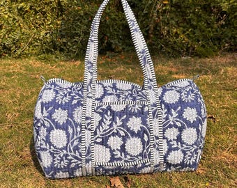 Blau Blumen Gesteppter Baumwoll-Seesack: Handgemachte Reisetasche