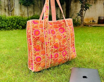Bolsa tote de algodão acolchoado multicolorido: estampa de bloco de mão, ideal para viagens