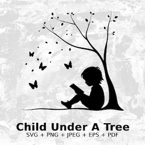 Puede incluir: Una silueta en blanco y negro de un niño sentado bajo un árbol leyendo un libro. Mariposas vuelan alrededor del árbol.