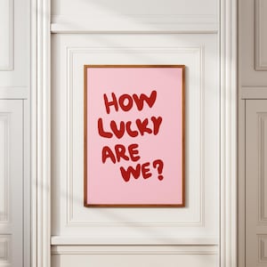 「How Lucky Are We」ウォールアート、トレンディなピンクのプリント、ガーリーな寮のインテリア、大学アパートのプレッピーな部屋の装飾、美しい寝室のプリント、タイポグラフィアート
