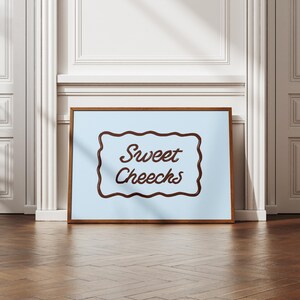 Digitale printset Sweet Cheecks – roze, bruin en blauw – retro typografie muurkunst – afdrukbaar voor badkamermuur