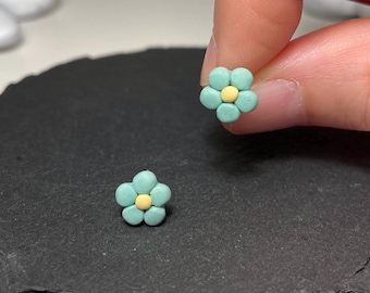 Small flower stud earrings in mint | Handmade jewelry | Hypoallergenic | Earrings for children | Gift for girls | Daisy stud earrings