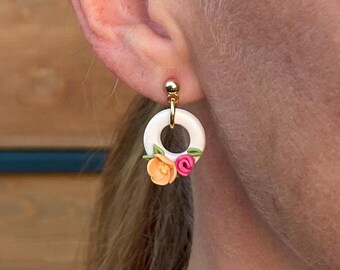 Dainty flower earrings in 2 colors | Hypoallergenic stainless steel | Handmade flower drop earrings | Flower jewelry | Gift for her