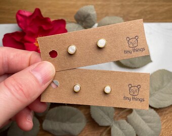 Elegant stud earrings in mother-of-pearl white | 2 sizes | Handmade jewelry | Minimalist earrings | Hypoallergenic stainless steel | Small