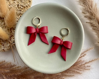 Red bow drop earrings made of polymer clay | Available in 2 colors | Handmade earrings | Hypoallergenic stainless steel | Ribbon Earrings