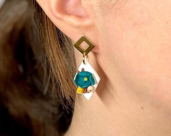 Flower earrings in a noble diamond shape | Handmade blossoms | In the colors berry and petrol | Hypoallergenic precious metal | Gift for her