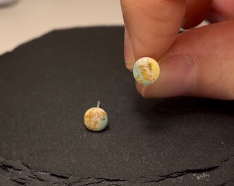 Mini stud earrings in gold and turquoise | Handmade jewelry | Hypoallergenic stainless steel | Dainty, elegant earrings | Discreet accessory for women