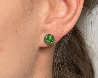 Small earrings in green | Marble style | Handmade jewelry | Mini earrings in silver | Emerald green stone | Hypoallergenic stainless steel