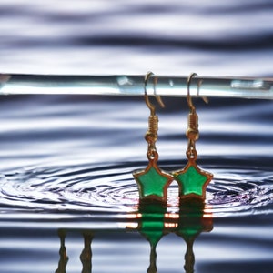 Pendientes de estrella colgantes de resina verde simplemente hermosos con un hermoso borde dorado y alambre para la oreja (hipoalergénicos)