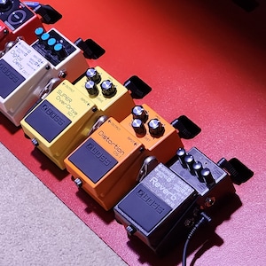 Limas láser para pedales de guitarra: se adaptan a aprox. 12 pedales: ¡ensamble, pegue, pinte y luego rockee! ¡¡Muy robusto!! (Pedales/cables no incluidos)
